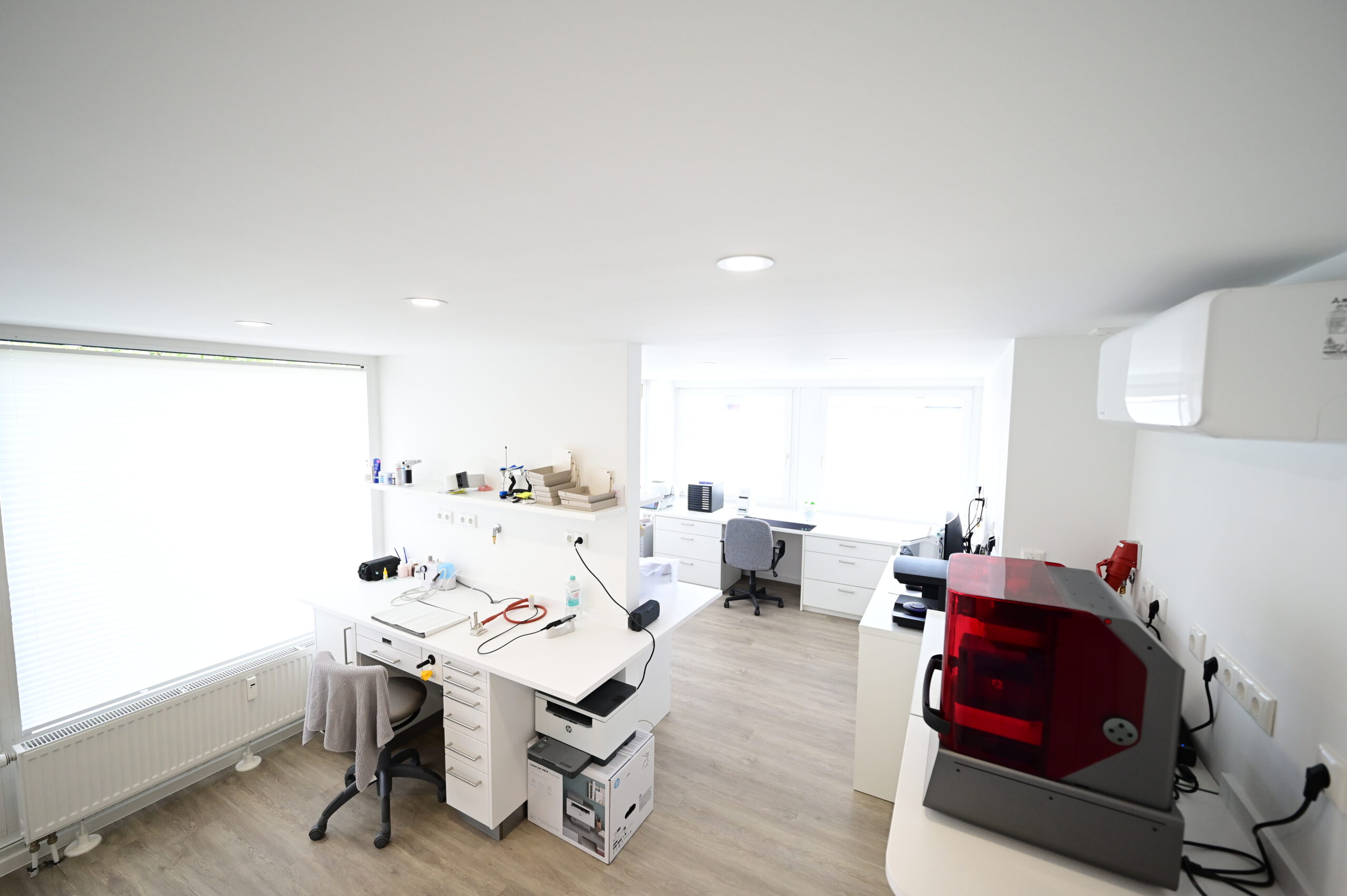 Modernes Behandlungszimmer mit digitaler Roentgenanzeige