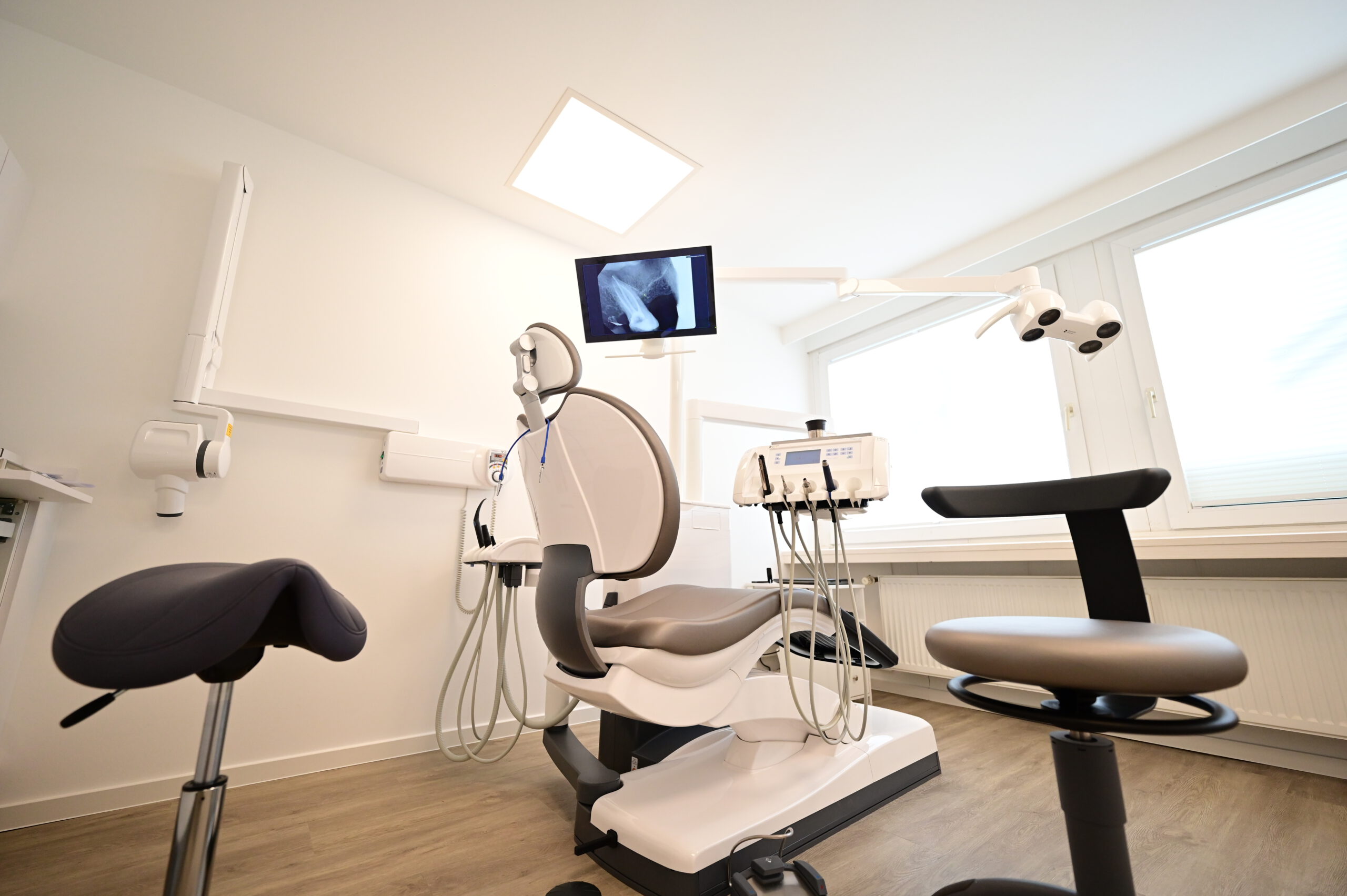 Modernes Behandlungszimmer mit digitaler Röntgenanlage