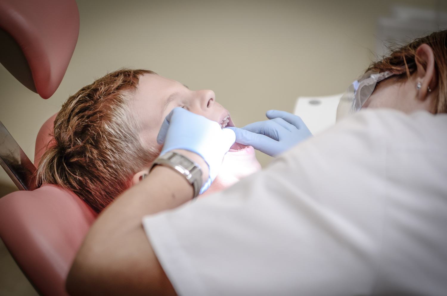 Kontrolluntersuchung bei einem jungen Patienten